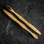 Brosse à dent en bois de bambou, charbon, fait au Québec par Ola Bamboo, un choix écologique