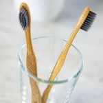 Brosse à dent en bois de bambou, charbon, fait au Québec par Ola Bamboo, un choix écologique