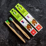 Brosse à dent en bois de bambou pour enfants vert, fait au Québec par Ola Bamboo, un choix écologique