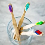 Brosse à dent en bois de bambou pour enfants vert, fait au Québec par Ola Bamboo, un choix écologique